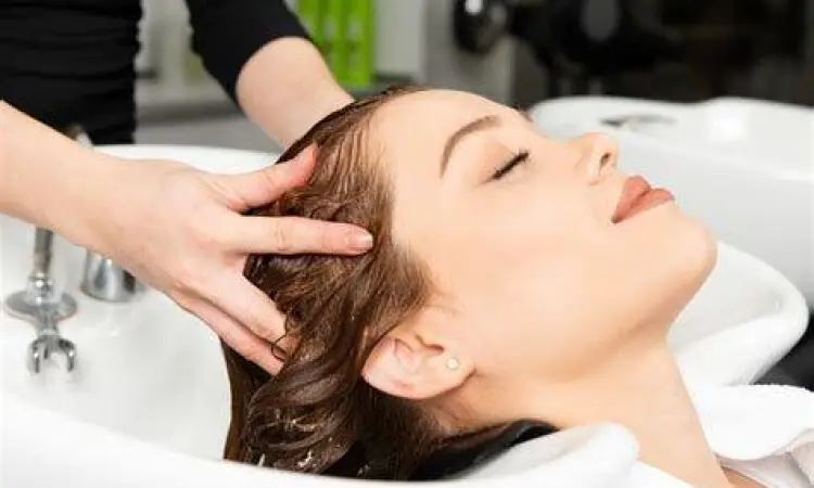 Layanan Hair Spa Wanita sedang melakukan hair spa di salon