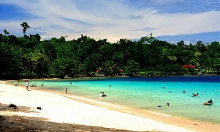 Pemandangan laut biru di Pasir Putih Lampung