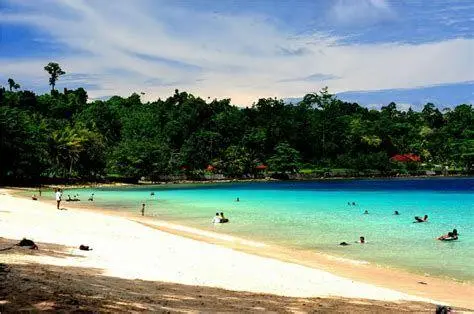 Keindahan Pasir Putih Lampung Pemandangan laut biru di Pasir Putih Lampung