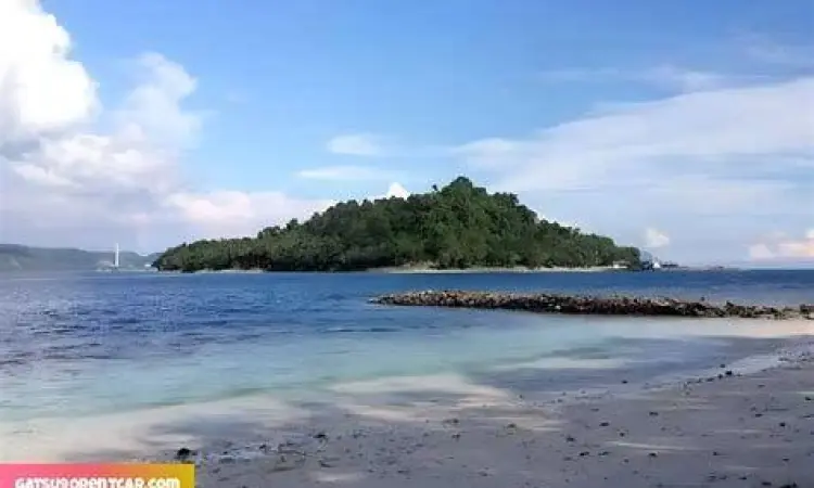 Pulau Condong di dekat Pasir Putih Lampung