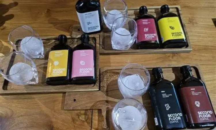 Barista Expert Second Floor Coffee Barista Second Floor Coffee sedang meracik kopi