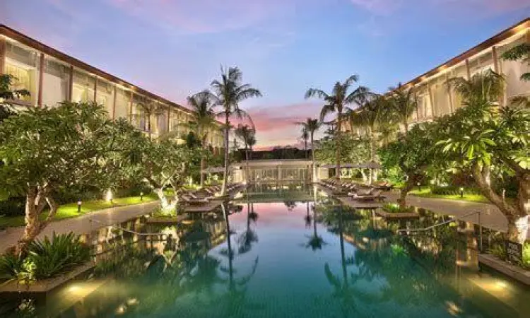 Kolam renang Hilton Garden Inn dekat bandara Bali