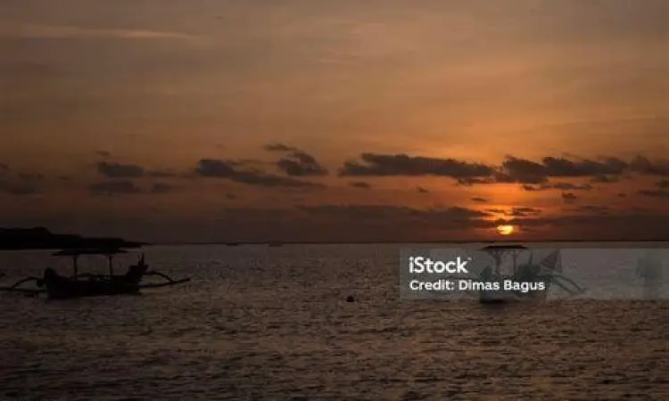 Sunset dekat Bandara Ngurah Rai Matahari terbenam di Pantai Jerman dekat Bandara Bali