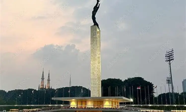Monumen Pembebasan Irian Barat yang megah di Lapangan Banteng Jakarta
