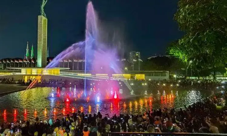 Pertunjukan air mancur menari warna-warni di Lapangan Banteng Jakarta