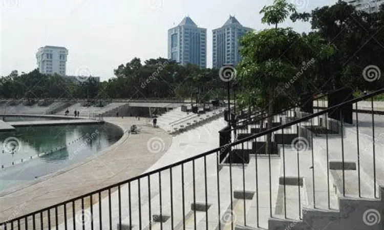 Arsitektur amphitheater Lapangan Banteng Jakarta yang simetris