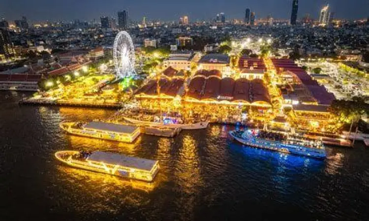 Suasana Malam Asiatique Pemandangan malam hari di Asiatique The Riverfront dengan lampu warna-warni