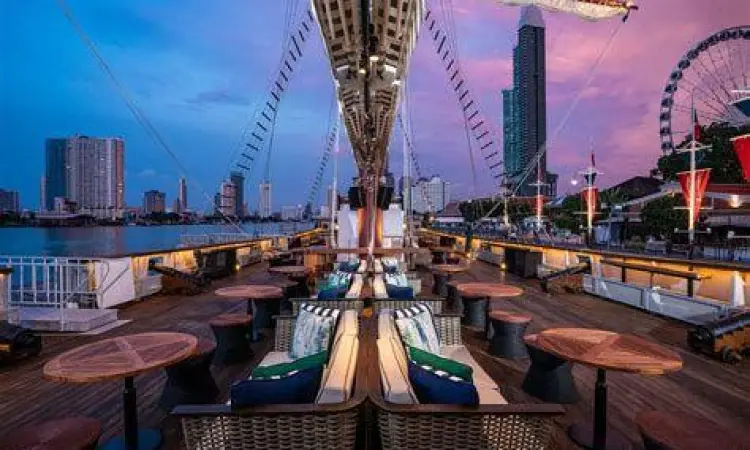 Restoran Kapal Sirimahannop Kapal Sirimahannop yang berfungsi sebagai restoran mewah di Asiatique