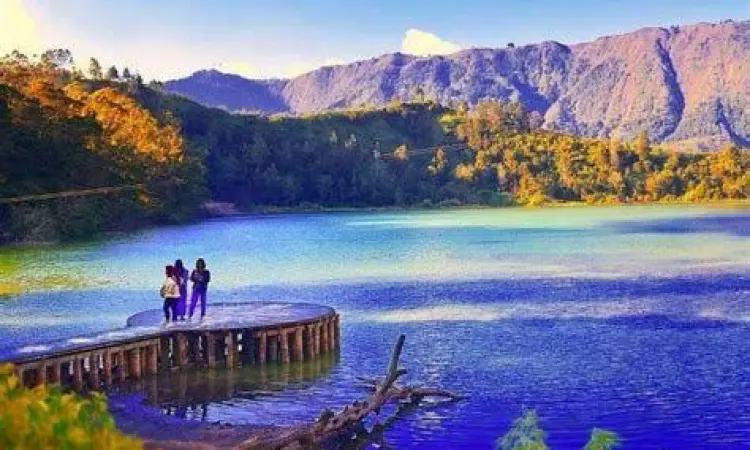 pemandangan telaga warna dieng saat pagi hari