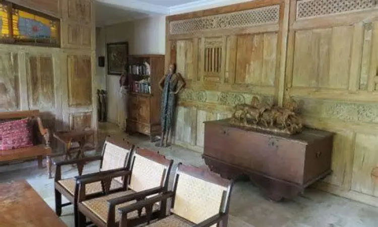 Lobi Hotel Puri Bambu Lobi tradisional Hotel Puri Bambu dengan ukiran khas Bali