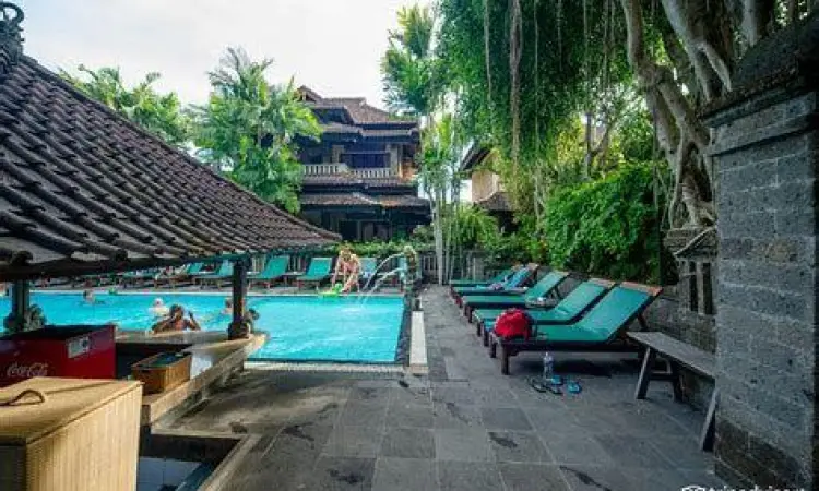 Kolam Renang Hotel Puri Bambu Kolam renang outdoor yang luas di Hotel Puri Bambu
