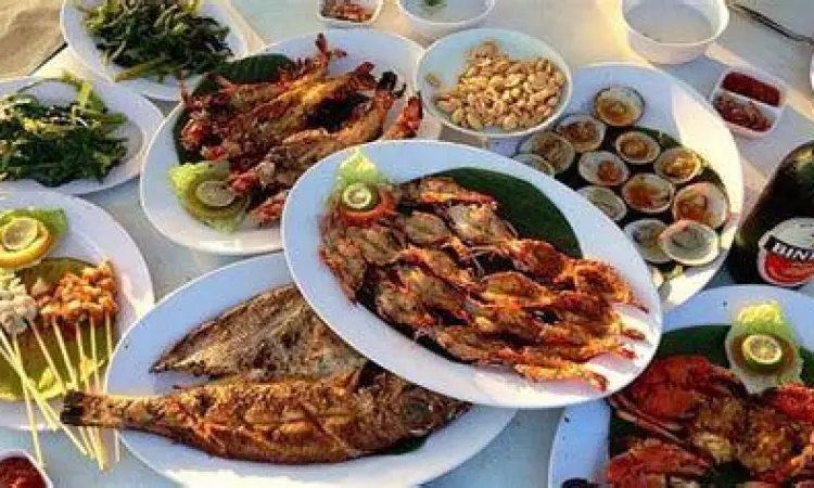 Kuliner Pantai Kedonganan Suasana makan malam seafood di pantai Kedonganan dekat hotel