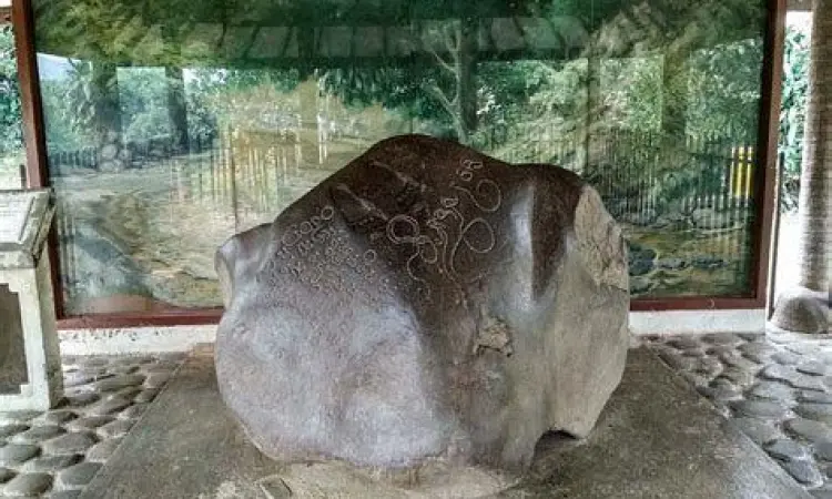 Prasasti Ciaruteun Prasasti Ciaruteun peninggalan kerajaan Tarumanegara