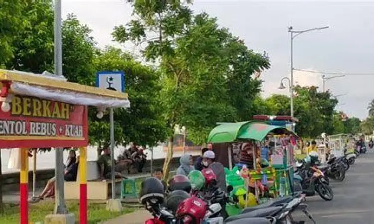 Pusat Kuliner Banda Aceh Suasana malam di pusat kuliner jalan Banda Aceh