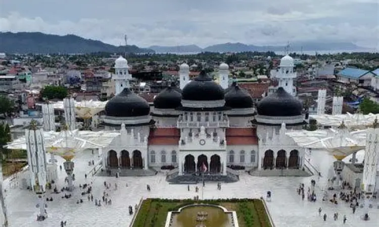 Pemandangan Masjid Raya Baiturrahman dari sisi jalan utama