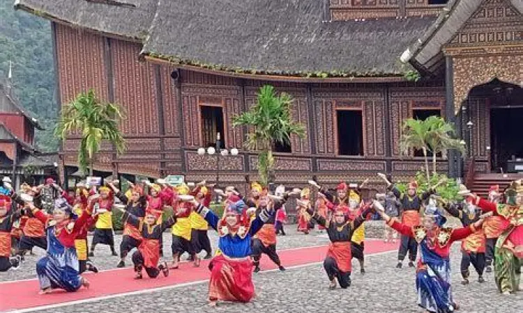 Budaya Minangkabau rumah gadang dan kesenian minangkabau di padang
