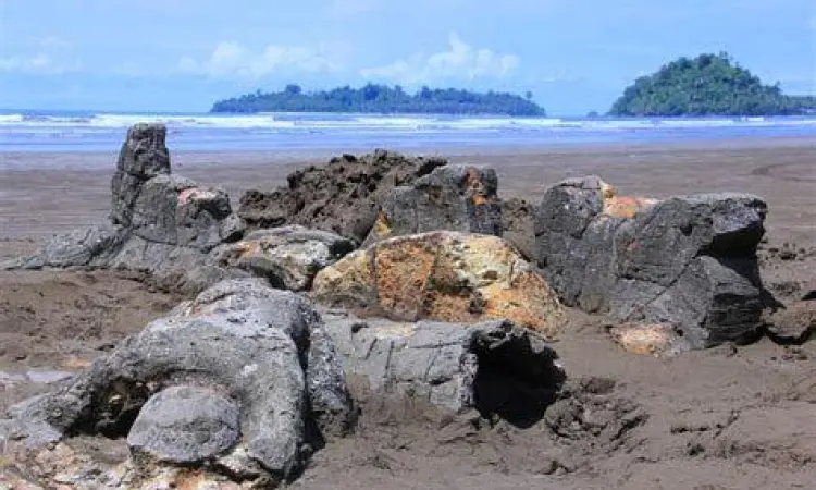 Wisata Pantai Padang batu malin kundang di pantai air manis padang