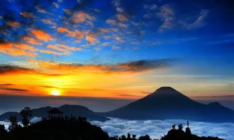 Sunrise Bukit Sikunir Dieng Keindahan sunrise di Bukit Sikunir Dieng yang menawan