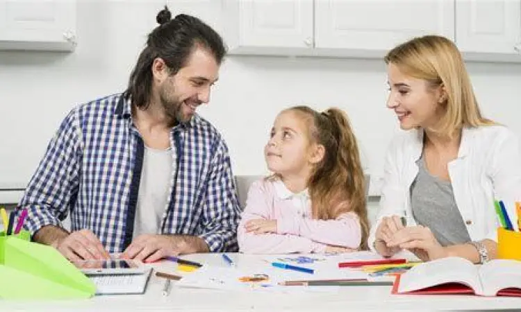 Orang tua sedang berbicara dengan anak dalam suasana edukatif