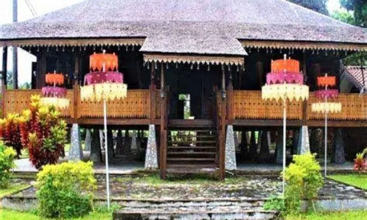 Rumah panggung Belitung dengan atap genting tradisional