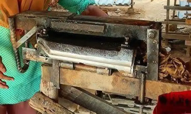 Kerajinan Genting Belitung Proses pembuatan genting tanah liat oleh pengrajin lokal