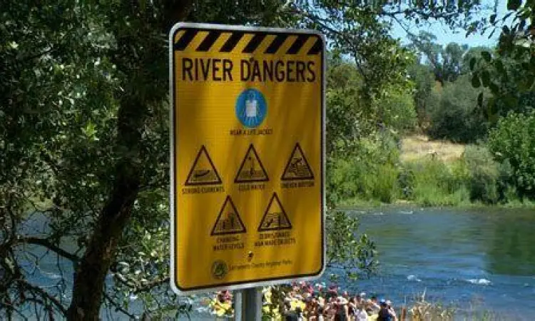 Tanda Peringatan Sungai Aare Papan peringatan keselamatan di pinggir Sungai Aare