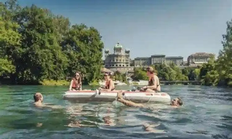 Sekelompok orang berenang dengan aman di Sungai Aare