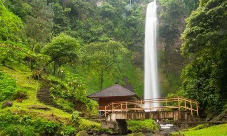 Detail aliran air di Curug Cibogo yang jernih