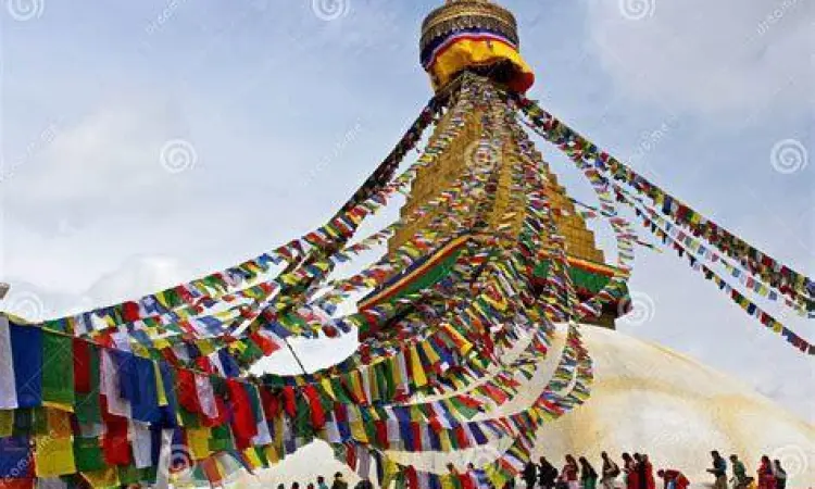 Bendera doa warna warni di sekeliling Boudhanath Stupa Nepal