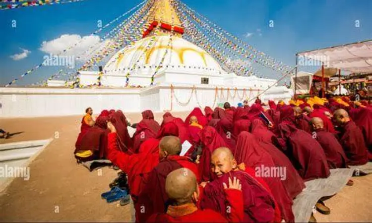 Bhiksu sedang melakukan ritual di Boudhanath Stupa Nepal