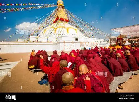 Aktivitas Keagamaan di Boudhanath Bhiksu sedang melakukan ritual di Boudhanath Stupa Nepal