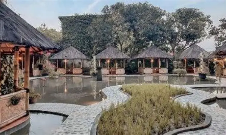 Interior restoran lesehan di Bekasi