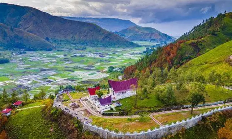 Pemandangan Gunung Pusuk Buhit dari Sianjur Mula Mula