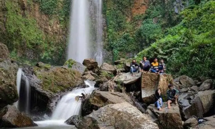 Air Terjun Lembah Pelangi Bertingkat Keindahan air terjun bertingkat di Lembah Pelangi