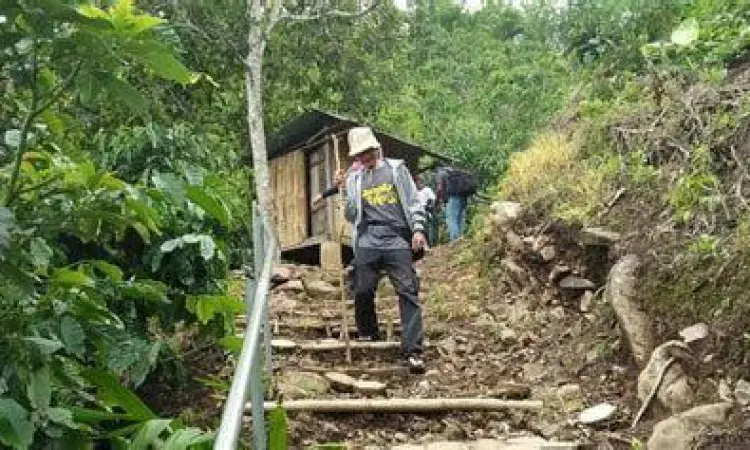 Jalur Trekking Lembah Pelangi Jalur trekking menuju air terjun Lembah Pelangi