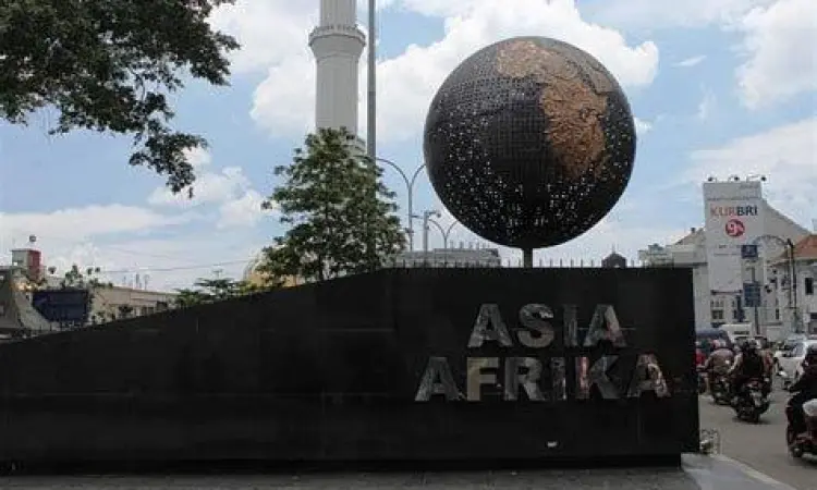 Monumen Stoomwals di dekat titik nol bandung