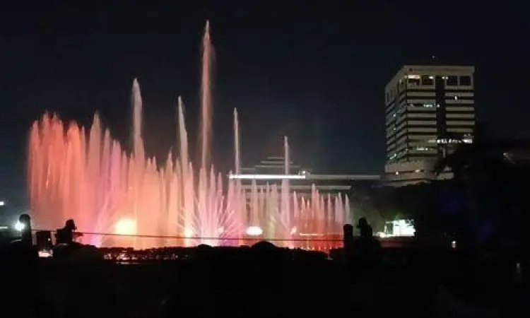 Pertunjukan air mancur menari di kawasan Monas malam hari