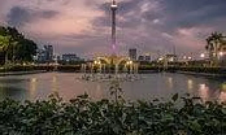 Fotografi Malam Monas Spot foto estetik Monas malam hari dari sisi kolam