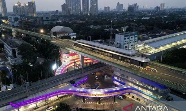 Halte TransJakarta Monas di malam hari