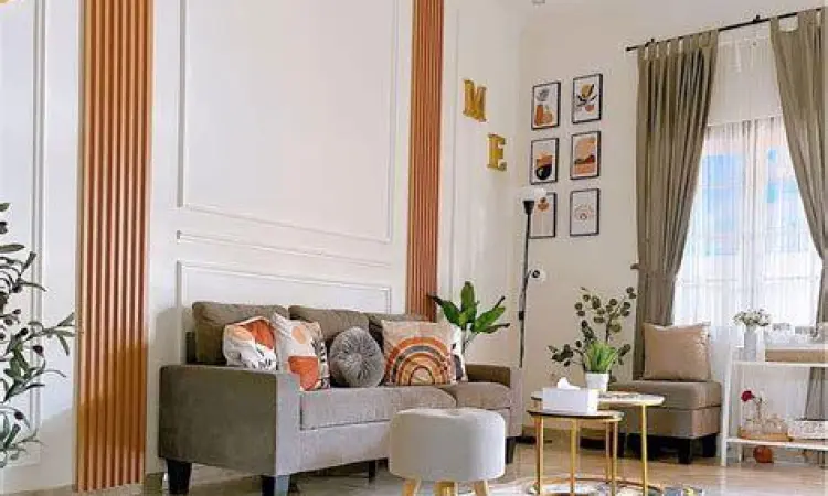 Mural artistik pada dinding ruang tamu