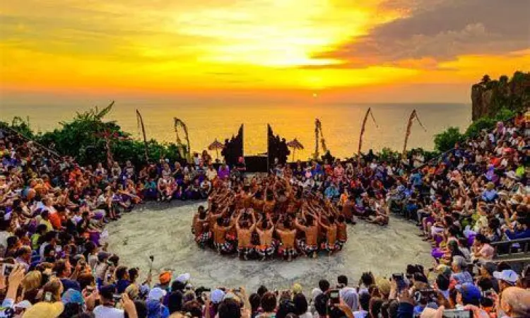 Pertunjukan Tari Kecak di Uluwatu saat matahari terbenam