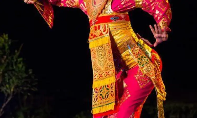 Detail kostum Tari Legong dengan benang perada emas