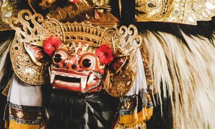 Aksi teatrikal Tari Barong di atas panggung