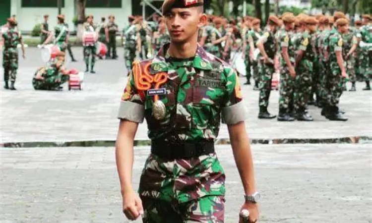Prajurit TNI AD dengan seragam dinas lengkap yang gagah