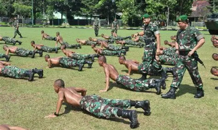 Proses latihan fisik berat prajurit militer untuk menjaga stamina