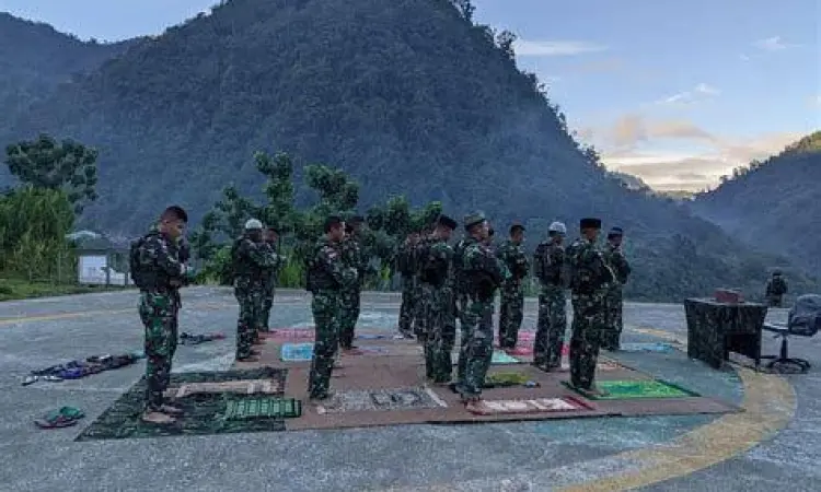 Sisi humanis tentara saat melakukan kegiatan sosial di masyarakat