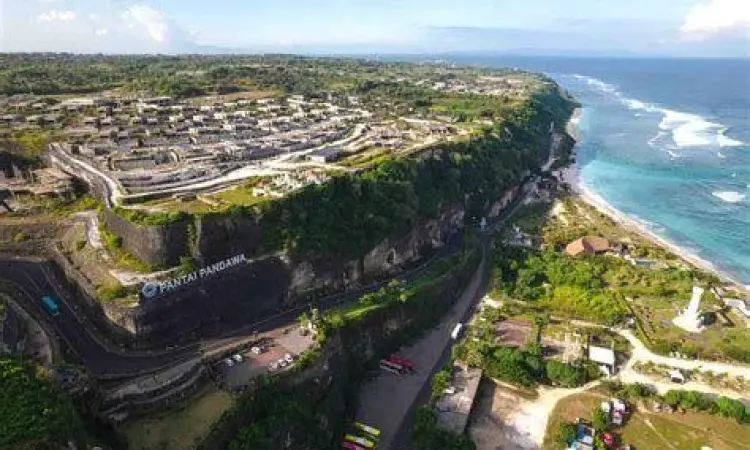 Jalan raya di tengah tebing kapur Pandawa