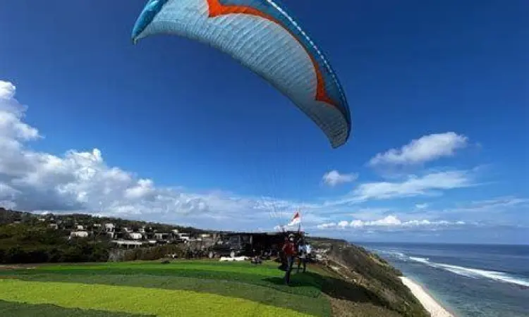Paragliding di atas tebing pantai bali