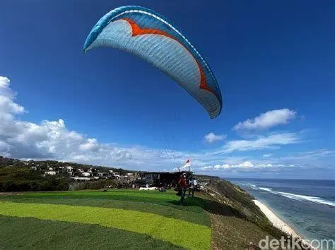 Paragliding di Tebing Pandawa Paragliding di atas tebing pantai bali