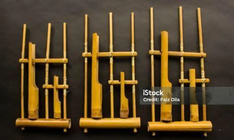 Gambar suku sunda sedang memainkan alat musik angklung
